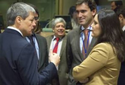 El comisario europeo de Agricultura y Desarrollo Rural (izq), conversa con la ministra portuguesa de Agricultrua, Pesca y Medio Ambietne, Assunçao Cristas (dcha), ayer antes del inicio de la reunión de los ministros de Agricultura de la Unión Europea (UE), en Bruselas (Bélgica).