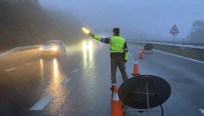 Un guardia civil desvía a los vehículos el pasado lunes en la A-52, en Galicia.