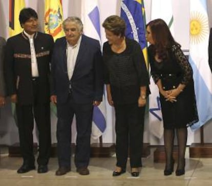 De izquierda a derecha, los presidentes de Bolivia, Evo Morales; de Uruguay, José Mujica; de Brasil, Dilma Rousseff, y de Argentina Cristina Fernández de Kirchner, posan para la foto oficial en la XLIV Cumbre de Jefes de Estado del Mercosur en Brasilia.