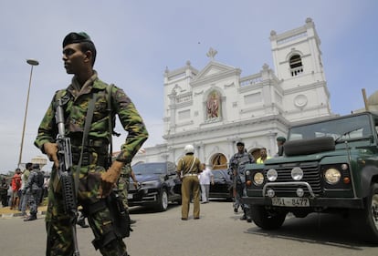 Vários soldados vigiam o exterior da igreja de São Antônio, na capital de Sri Lanka, depois do atentado terrorista.