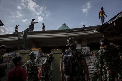 Soldados indonesios buscan víctimas en una mezquita derrumbada.