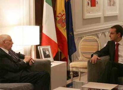 El presidente italiano, Giorgio Napolitano (izquierda), y José Luis Rodríguez Zapatero, en La Moncloa.