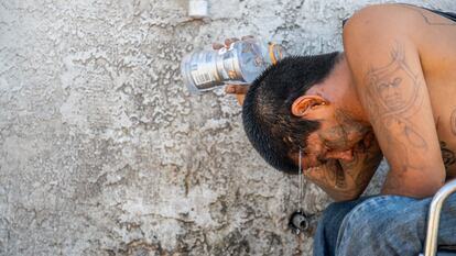 Dee Lee, un hombre de 34 años de Arizona, se refresca el 16 de julio en medio de una ola de calor por la que ese Estado de EE UU alcanzó los 46 grados centígrados.