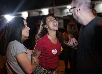 Simpatizantes de ambos candidatos se enfrentan verbalmente, después de que Bolsonaro fuera declarado ganador.