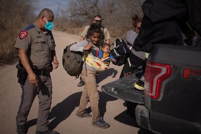 La mayoría de las personas que cruzaron la frontera entre Estados Unidos y México eran adultos, además, de familias completas.