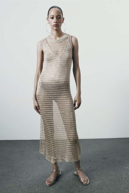 Zara aboga por las transparencias en este sensual vestido de punto confeccionado en malla metalizada. Una opción sugerente y sexy con la que arriesgar en tus jornadas junto al mar.