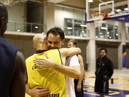 Kuric abraza a Oliver en su reencuento el 10 noviembre.