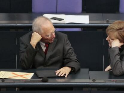 El ministro alem&aacute;n de Finanzas, Wolfgang Sch&auml;uble, charla con la canciller alemana, Angela Merkel, en el Bundestag el pasado abril.
