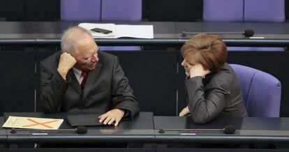 El ministro alemán de Finanzas, Wolfgang Schäuble, charla con la canciller alemana, Angela Merkel, en el Bundestag el pasado abril.