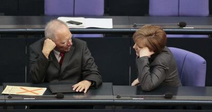 El ministro alem&aacute;n de Finanzas, Wolfgang Sch&auml;uble, charla con la canciller alemana, Angela Merkel, en el Bundestag el pasado abril.