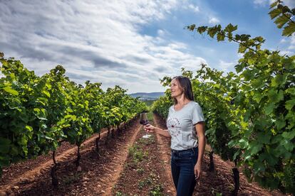 La bodeguera Elena Cornaza, miembro de la nueva asociación, en su viñedo.