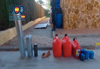 Los investigadores intervinieron en la casa del líder del grupo artefactos explosivos con garrafas de gasolina, cuatro tarros con mechas, dos armas de fuego y gran cantidad de munición.
