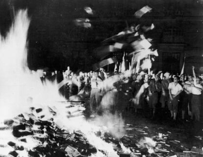 Nazis y estudiantes queman libros en una gran hoguera de literatura 'antialemana' en la Opernplatz, Berlín.