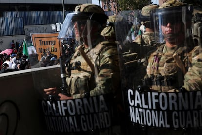 Miembros de la Guardia Nacional, este lunes durante las protestas en Los Ángeles.