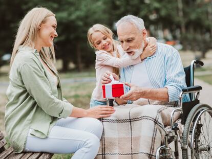 Artículo de EL PAÍS Escaparate que describe una serie de regalos para el día del padre con mas de 70 años