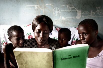 La primera vez que llegué a Uganda, en 2008, descubrí el problema que hay en el país con los huérfanos de VIH. Esta es una imagen muy especial porque a partir de esta visita, ya en 2009, empezamos a trabajar con la ONG local Nacwola, que es una cooperativa de mujeres con sida. Muchas mueren y dejan huérfanos, así que un grupo decidió juntarse y elaborar unos libritos para sus hijos. En ellos cuentan quién era su madre, quién es su familia, qué les gustaría para ellos, cuál es su casa y cuáles son sus tierras, en qué personas pueden confiar… Nos enamoramos de esta iniciativa, así que decidimos volver y fundar nuestra ONG, Anhua. Autoeditamos un libro de fotografías y el dinero recaudado fue destinado a continuar este proyecto.