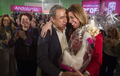 La presidenta de la Junta de Andalucía recibe de manos de un militante socialista un obsequio para su futuro bebé, tras su intervención en un acto con los candidatos y candidatas a las elecciones municipales celebrado en Sevilla, el 24 de enero de 2014.