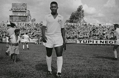 Pelé con el uniforme blanco del Santos.