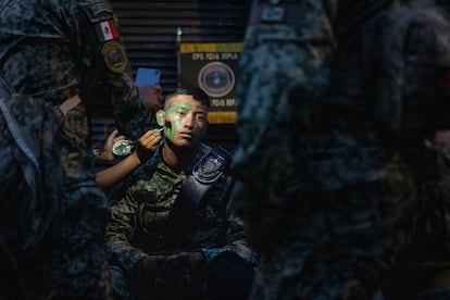 Elemento de Fuerzas Especiales se maquilla antes del desfile.