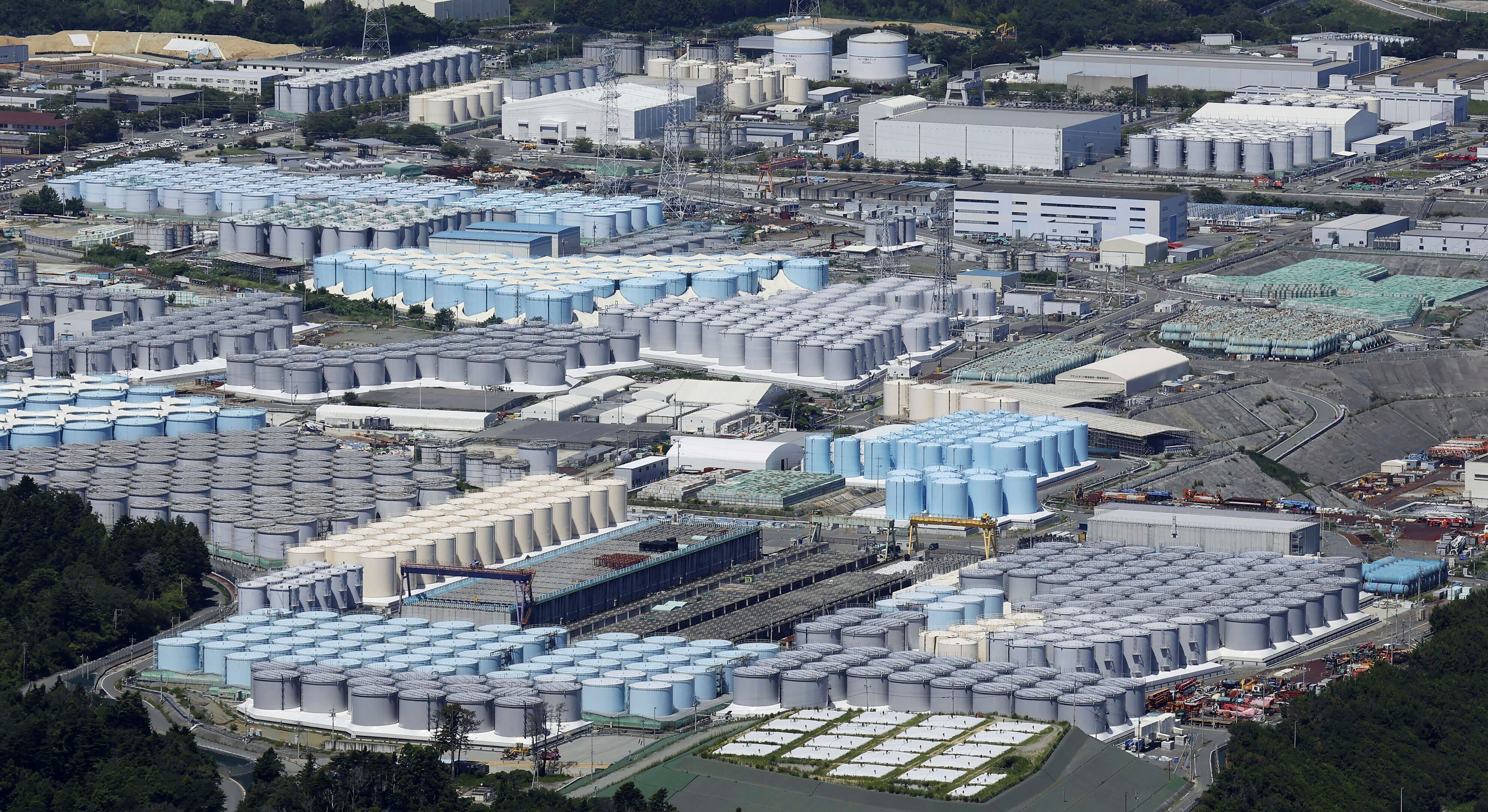 Vista aérea de los tanques que contienen aguas residuales radiactivas tratadas en la planta de energía nuclear Fukushima, al norte de Japón, el martes.