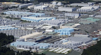 Vista aérea de los tanques que contienen aguas residuales radiactivas tratadas en la planta de energía nuclear Fukushima, al norte de Japón, el martes.