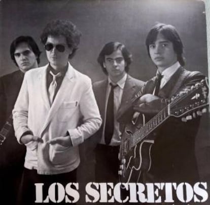 Portada del primer disco de Los Secretos, editado en 1981. De izquierda a derecha, Javier Urquijo, Pedro Antonio Díaz (batería, que falleció en un accidente de tráfico a los 28 años en 1984), Enrique Urquijo y Álvaro Urquijo. Los tres hermanos Urquijo se quedarían en dos al salir del grupo Javier.