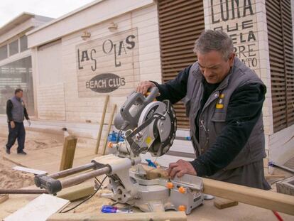 Trabajadores reparan el chiringuito Las Olas, ubicado en El Puerto de Santa María (Cádiz).