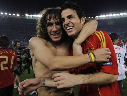 Puyol y Cesc celebran el triunfo contra Alemania en la final de la Eurocopa de 2008 disputada en el Ernst Happel de Viena