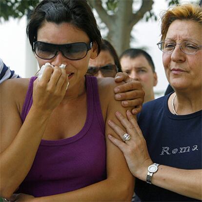 Familiares de uno de los fallecidos, a su llegada al tanatorio.