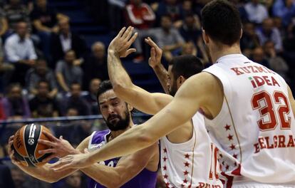 Llull busca pase frente a Lzic y Kuzmic.