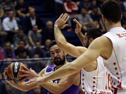 Llull busca pase frente a Lzic y Kuzmic.