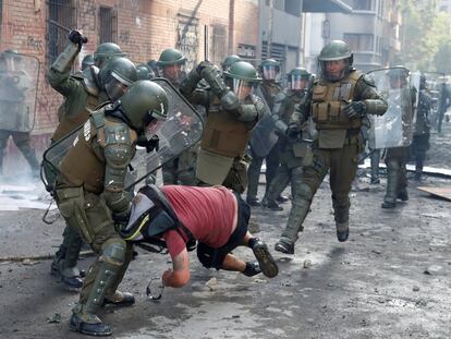 Policiais prendem manifestante durante um protesto contra o Governo do Chile em Santiago, dia 14 de novembro.