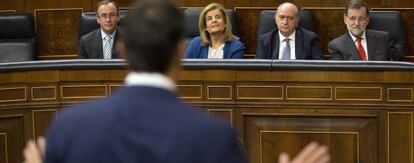 Pedro Sanchez realiza una pregunta a Rajoy en el Congreso de los Diputados.