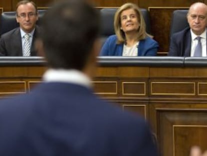 Pedro Sanchez realiza una pregunta a Rajoy en el Congreso de los Diputados.