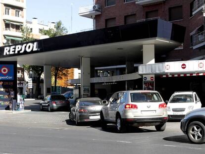 Cola de autom&oacute;viles a la entrada de una gasolinera. 