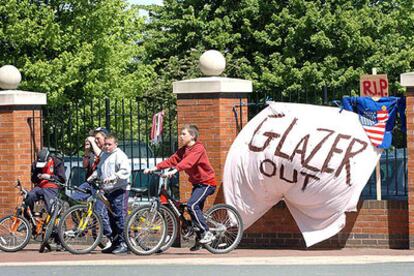 Protesta contra Malcolm Glazer ayer en el exterior del estadio de Old Trafford de Manchester.