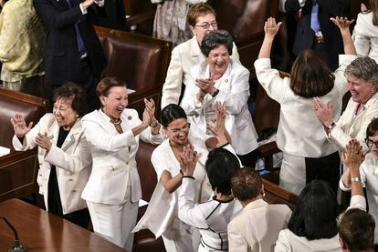 Las legisladores reaccionan ante el reconocimiento del presidente de los Estados Unidos, Donald Trump, de una mayor presencia de mujeres en el Capitolio, durante su discurso sobre el Estado de la Unión en el Congreso de los EE UU, en Washington.