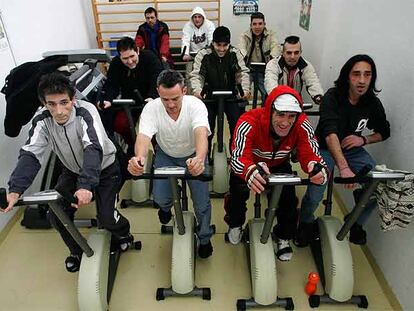 Varios presos de Soto del Real realizan ejercicios sobre bicicletas estáticas.