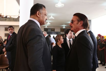 El pastor y activista por los derechos humanos estadounidense Jesse Jackson (i) y el actor estadounidense Sean Penn (d), durante el funeral de Estado de Hugo Chávez