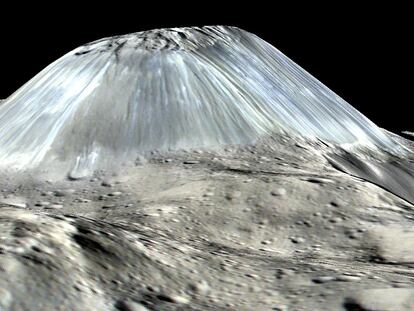 Esta imagen, basada en observaciones de la nave espacial Dawn de la NASA, muestra la montaña más grande del planeta enano Ceres./ ESA