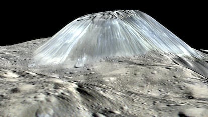 Esta imagen, basada en observaciones de la nave espacial Dawn de la NASA, muestra la montaña más grande del planeta enano Ceres./ ESA