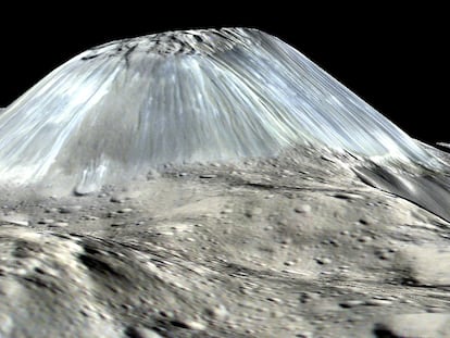 Esta imagen, basada en observaciones de la nave espacial Dawn de la NASA, muestra la montaña más grande del planeta enano Ceres./ ESA