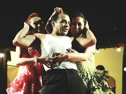 Tres reclusos de la cárcel de Soto del Real durante una representación de <i>Cabaret. </i>