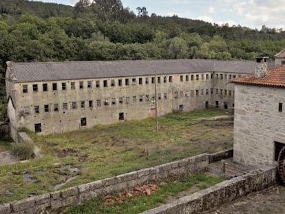 Edificios que albergaron la fábrica de papel de O Lousado