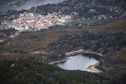 Vista de Cercedilla y la sierra de Guadarrama (Comunidad de Madrid).