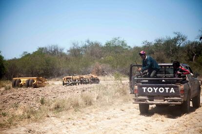 Un grupo de ayoreo salta de un vehículo al descubrir maquinaria pesada en su territorio ubicado entre el departamento de Boquerón y el de Alto Paraguay