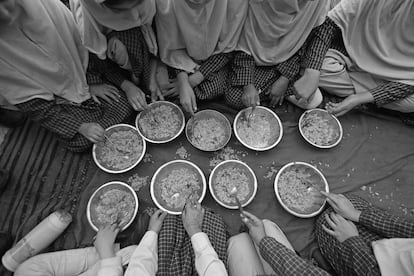 Colegialas comen a mediodía en una escuela gubernamental en Srinagar (la India), el 15 de octubre de 2022.