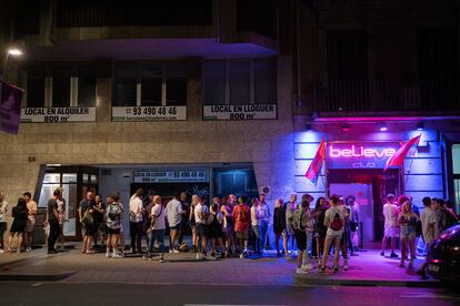 Fila para entrar a una discoteca de Barcelona este domingo.