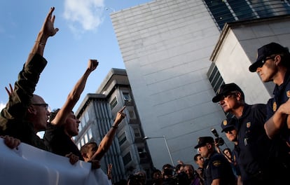 Policías y manifestantes, encarados frente al Parlamento.