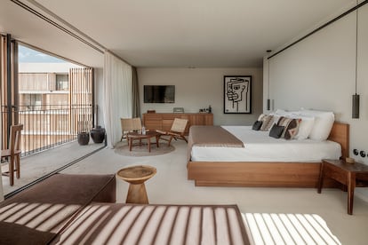 Con premio. La pasada primavera Oku Hotels abría su Oku Ibiza, el segundo hotel de la compañía (el primero está en la isla griega de Kos) y ahora acaban de recibir el reconocimiento de los Hospitality Design Awards 2021 en el apartado de Lanzamiento de nueva marca. Puede ser la excusa para conocer la isla con calma, fuera de temporada alta, y descubrir Cala Gració, donde se ubica este hotel de 184 habitaciones, y sus alrededores.